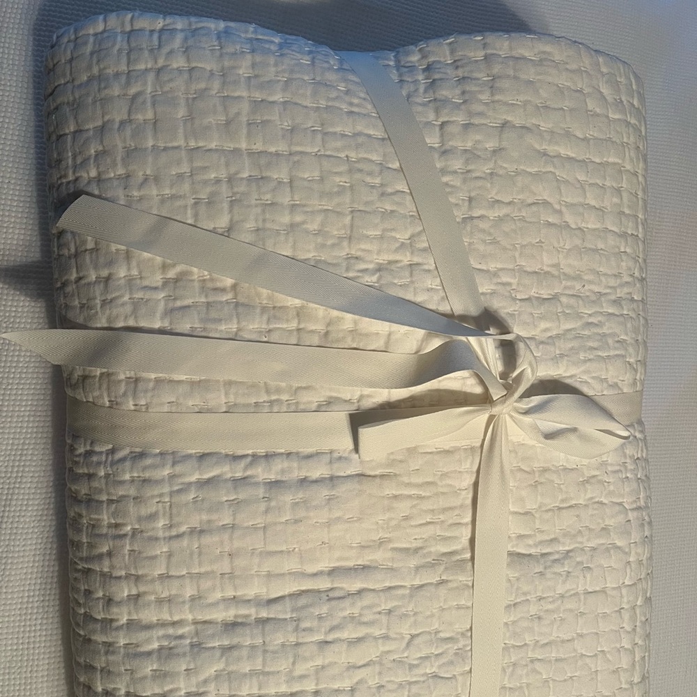 Pottery barn pick stitch quilt king / cali king white